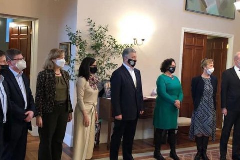 Порошенко встретился с послами G7 и ЕС
