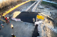 На новом мосту в Станице Луганской установили перила