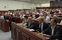 Донецкие депутаты огородились забором, чтобы ввести региональный язык