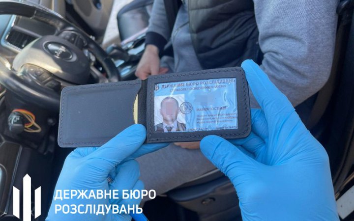 ​Безробітний киянин прикидався працівником ДБР, аби уникати покарання за порушення ПДР