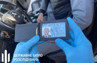 ​Безробітний киянин прикидався працівником ДБР, аби уникати покарання за порушення ПДР