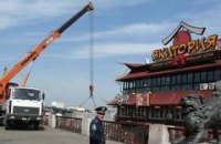 С набережной Днепра «угнали» уже четвертый дебаркадер