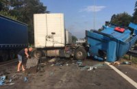 На въезде в Киеве столкнулись две фуры, движение существенно ограничено