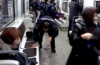 Футбольные фаны устроили кровавую драку в киевском метро
