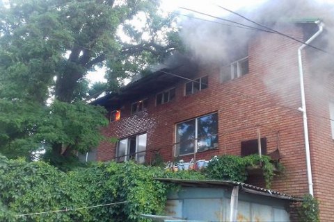 В центре Винницы загорелся жилой дом и зоомагазин