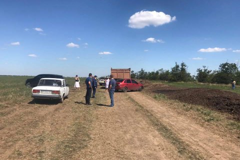 Полиция расследует незаконный сброс птичьего помета в пригороде Херсона