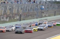 Одновременно 20 машин попали в аварию в легендарной гонке NASCAR "Дайтона 500"