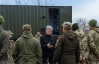 Порошенко привіз у танкову бригаду техніку та засоби для облаштування бліндажів