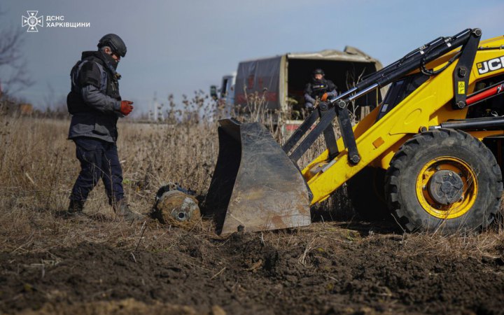 Сапери ДСНС вилучили і знешкодили на Харківщині російську авіабомбу