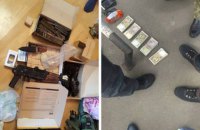 На КПП "Гнутово" пограничник и сотрудник ГФС за взятки пропускали товары на оккупированную территорию