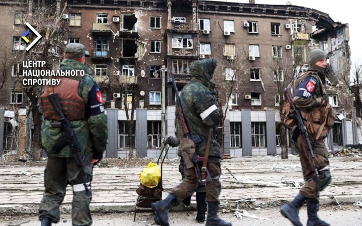 Росіяни обходять будинки на окупованих територіях напередодні "виборів" президента в РФ