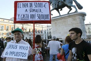 Жители Испании выступили против слишком дорогого визита Папы Римского - у страны и так много долгов