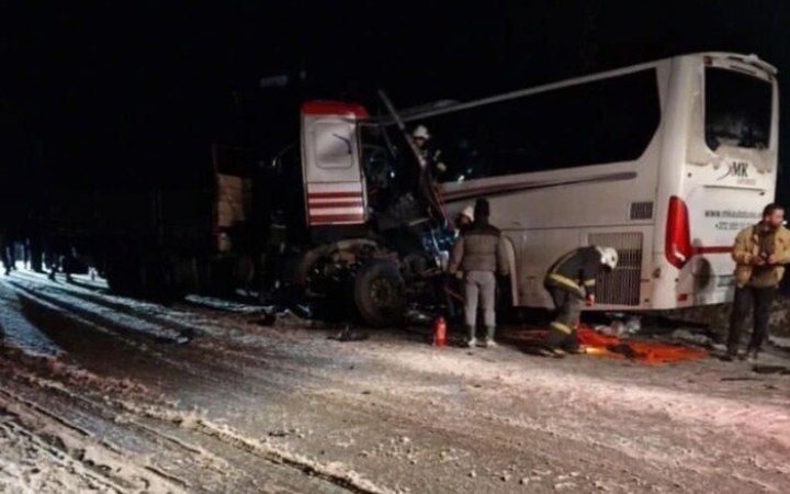 Автобус з українськими військовими потрапив у ДТП у Латвії