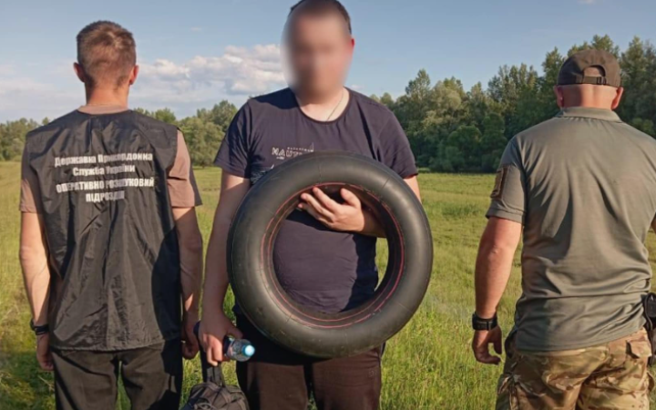 Прикордонники затримали чоловіка, який хотів переплисти Тису на гумовій камері