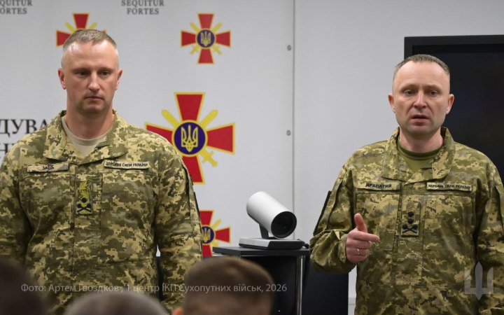 Драпатий представив особовому складу Сухопутних військ нового командувача Заїця