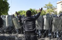 На акции протеста в Ереване вышли студенты и люди в военной форме