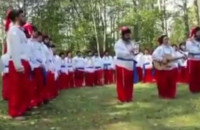 Хасиды, застрявшие на границе с Беларусью, надели шаровары и спели украинский гимн