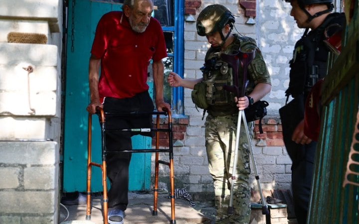 На Запоріжжі поліцейські та капелани евакуювали з прифронтових сіл вісьмох цивільних
