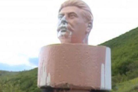 В Грузии памятник Сталину снесли на следующий день после установки