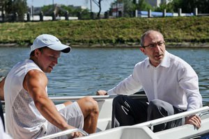 Кернеса прокатили на лодке