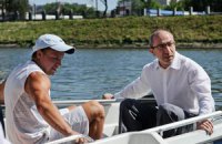 Кернеса прокатили на лодке