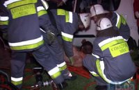 В Киеве голый водитель бил себя по голове саперной лопаткой, а потом сел в машину и врезался в "Ультрамарин"