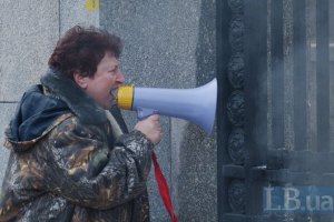 Геращенко извинился перед солдатской матерью с митинга у Минобороны