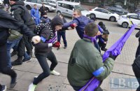 Участников феминистического марша в Киеве облили кефиром и зеленкой, нападавшие задержаны