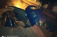 В Одеській області автомобіль провалився у яму, яка утворилася на дорозі після зливи