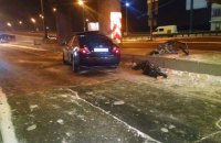 У Києві на Набережному шосе Toyota врізалася в опору шляхопроводу