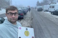 Волонтери скаржаться, що з ночі стоять у чергах на кордоні через нові правила ввезення гуманітарки. Пояснюємо, що відбувається