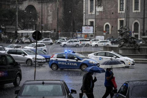 Улицы Рима затопило из-за сильного ливня 