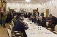 Украина на консультациях с РФ требует полного вывода войск, включая Крым и Донбасс, – Арестович