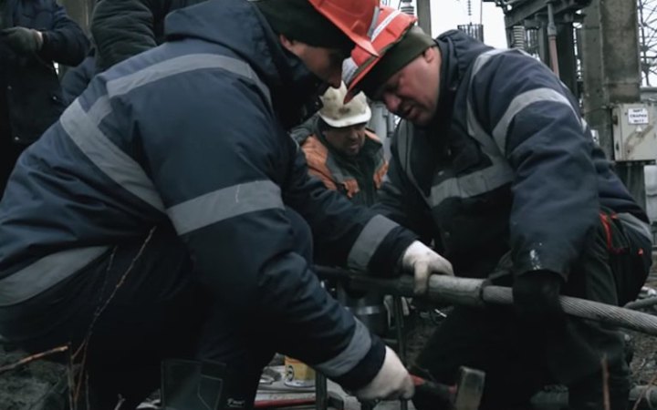 Уряд спрямував на доплати енергетикам, які відновлювали інфраструктуру після обстрілів РФ понад 535 млн грн 