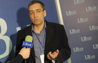 Очернить политика в интернете легко, - эксперт