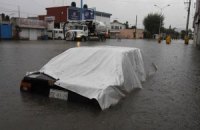 Шторм отрезал мексиканский курорт от цивилизации