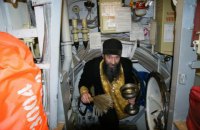 Священник пожаловался на нехватку крестиков на российском авианосце