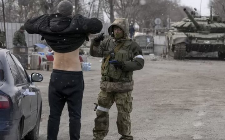 Росіяни ускладнили виїзд з окупованого півдня: мирні люди змушені чекати результатів "перевірки" від годин до 10 діб