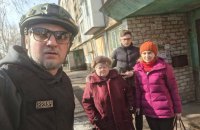 «Памʼятають окупацію, тому евакуюються»: як «Елеос-Україна» вивозить людей з прифронтових територій і допомагає прихистком