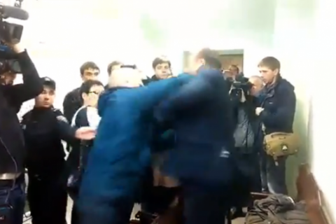 Добкіна в суді вдарив волонтер