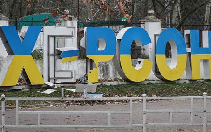 Вранці окупанти вдарили дроном по таксі в Херсоні. Загинула людина