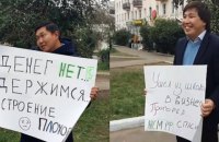 ​В Бурятии задержали активистов, встречавших Медведева с плакатом "Денег нет. Держимся"