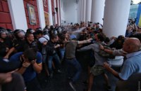 В Одессе после пожара в детском лагере родители пришли штурмовать мэрию 