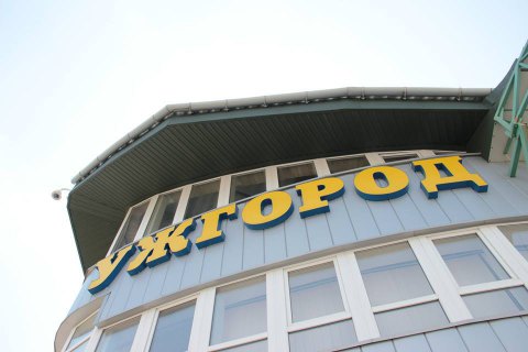 На границе Украины и Словакии образовалась километровая очередь из машин 