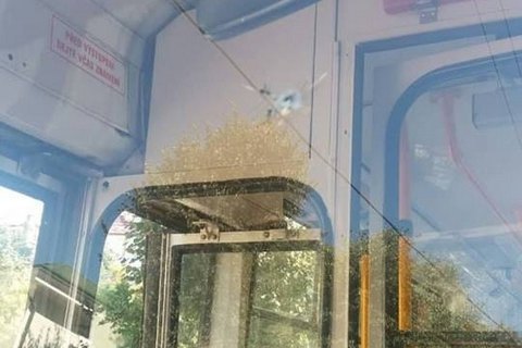 Неизвестный выстрелил из пневматического пистолета в лобовое стекло троллейбуса в Ивано-Франковске