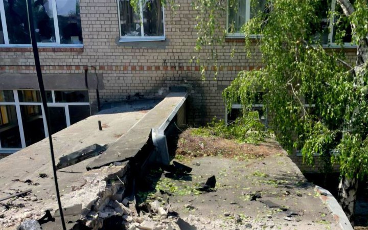 На Дніпропетровщині ворог пошкодив дитсадок, підприємство та житлові будинки