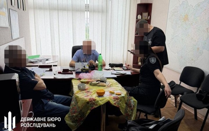 ​На Харківщині затримали п'яного посадовця Держгеокадастру, який вимагав у фермера 300 тисяч хабаря