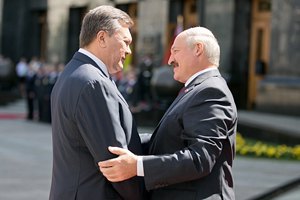 Янукович поздравил Лукашенко с Днем рождения