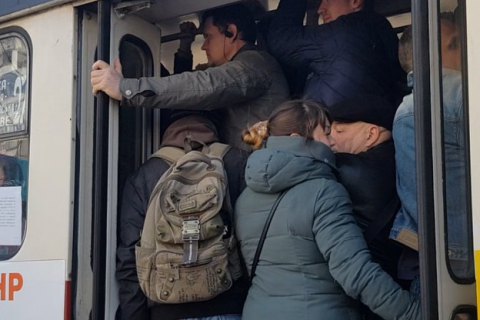 Из-за закрытия метро в Харькове переполнен наземный транспорт