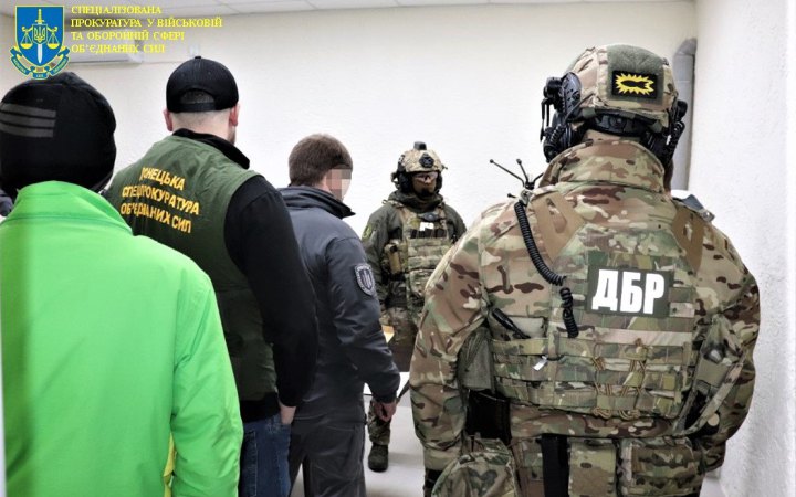 На Донеччині викрили схему збуту вогнепальної зброї, яку налагодили співробітники патрульної поліції